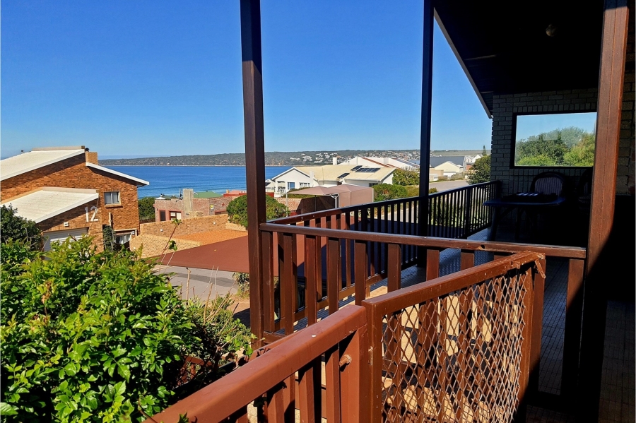 4 Bedroom Property for Sale in Boggomsbaai Western Cape